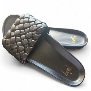 Beek Triller Sandal in black (sz 7)